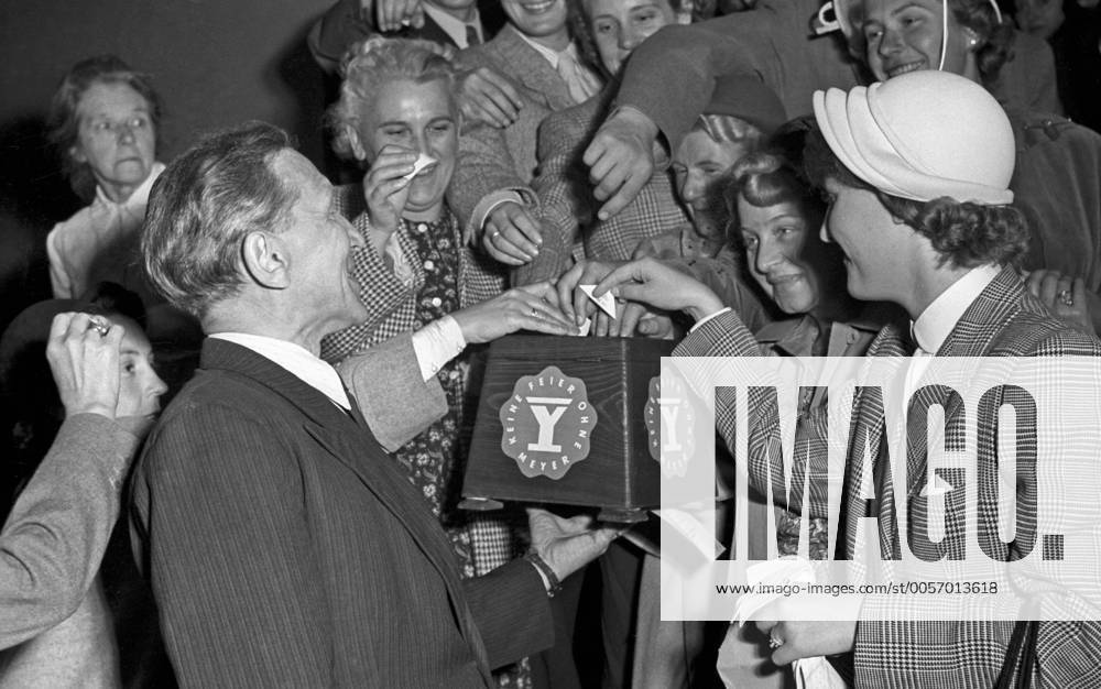 1. Internationale Filmfestspiele Berlin 1st Berlin Film Festival (Berlinale), 06.-17. Juni 1951 Abgabe der Stimmzettel für die Berlinale-Publikumswahl