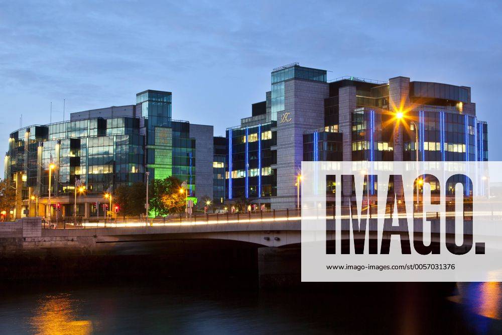 Hauptverwaltung, Zentrale, der Bank Allied Irish Banks, AIB, am Fluss River Liffey im Bankenviertel in Dublin, Irland, Europa iblski02150653