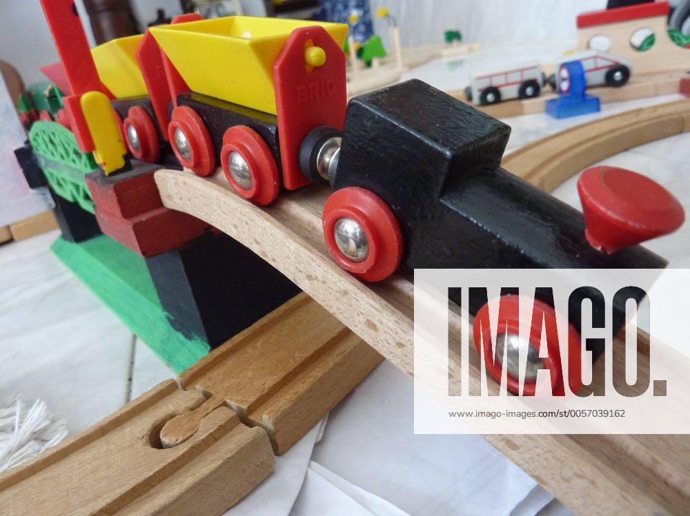 Feature Symbol: Brio-Holzbahn 03 10 pp Spielzeug Spielwaren Kinderspielzeug Holzspielzeug Holz schwedisch Schweden Holzeisenbahn Bahn Eisenbahn Kinderzimmer spielen Freizeit Zug Lok Lokomotive Waggons Wagen Schienen Schienenstrang Brücke Eisenbahnbrücke swedish toy wood train quer