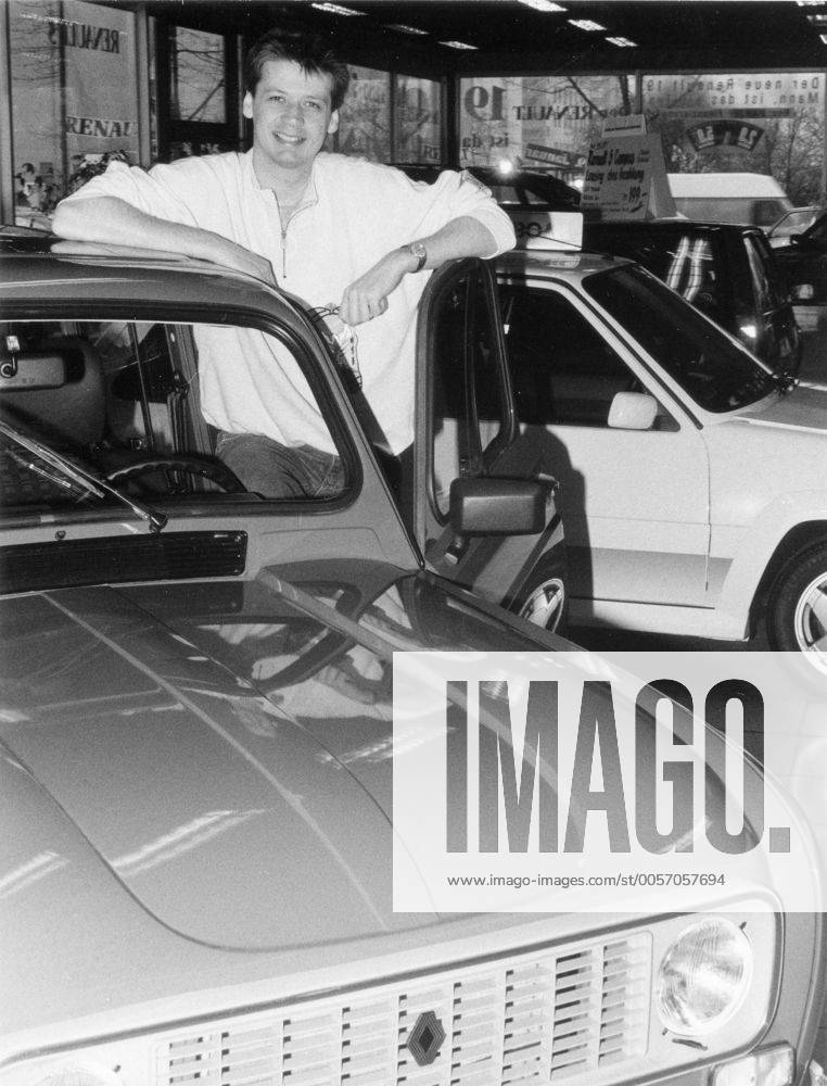 Günther Jauch (TV-Moderator) 1989 teu Günther Jauch ca. 1988 89 beim Kauf des letzten Renault 4 Deutschlands Deutschland deutsch Deutscher Mann Moderator Moderation Journalist Journalismus german host presenter journalism hoch halb stehend lächelnd Autohaus Autosalon Autohändler R4 Auto Automobil PKW französisch sw