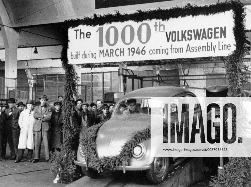Feature Symbol: VW-Käfer 03 11 teu Im März 1946 rollt der 1000. Volkswagen aus dem Werk in Wolfsburg Beetle Volkswagen Auto Automobil Fahrzeug Wagen Kraftwagen PKW Produktion Wirtschaft Konzern Unternehmen Hersteller Automarke Deutschland Jubiläum CCG-Wagen Control Commission for Germany german car historisch quer sw