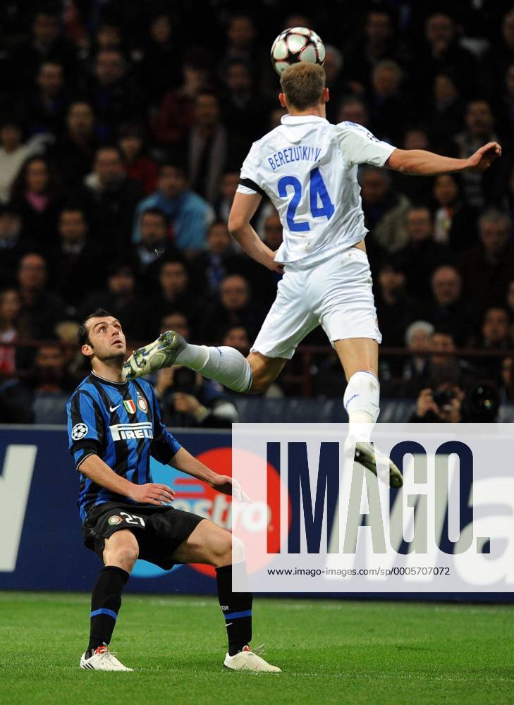 Goran PANDEV (Inter), Vasili Berezutski (CSKA) - Mailand 31.3.2010, Champions League, Inter Mailand (blau) - CSKA Moskau (weiß) -