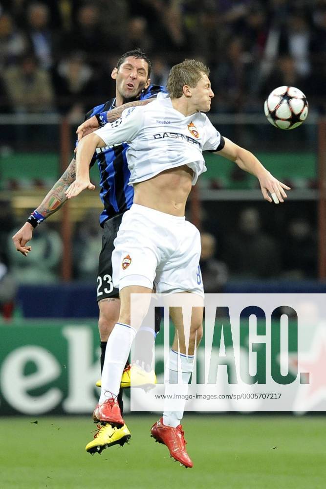 Mailand, 31.03.2010, Champions League, Inter Mailand (blau) - CSKA Moskau (weiß): Marco Materazzi (li.) gegen Tomas Necid