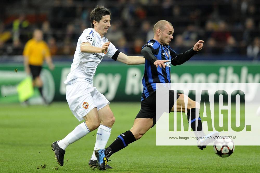 Mailand, 31.03.2010, Champions League, Inter Mailand (blau) - CSKA Moskau (weiß): Wesley Sneijder (re.) gegen Sergey Ignasevich