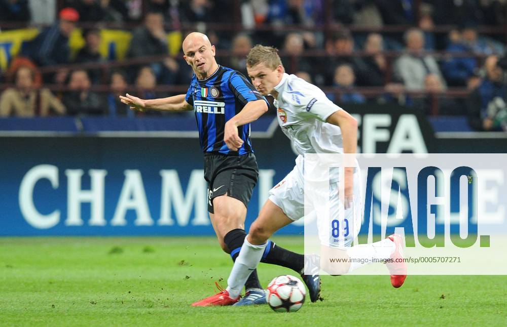 Esteban Cambiasso (li.) gegen Tomas Necid - Mailand 31.3.2010, Champions League, Inter Mailand (blau) - CSKA Moskau (weiß) - BIBI