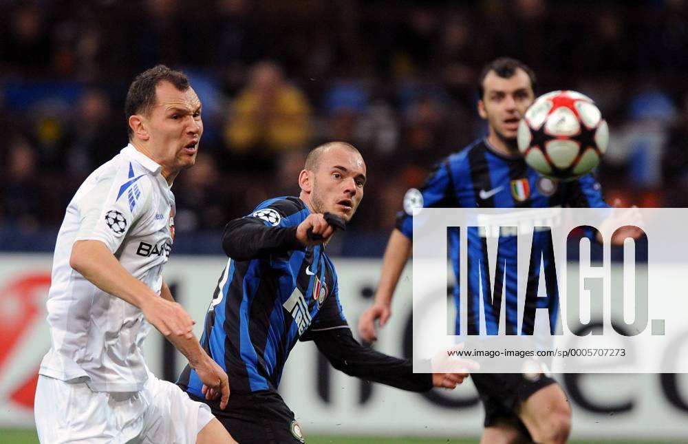 Wesley SNEIJDER (Inter), Sergei Ignashevich (CSKA) - Mailand 31.3.2010, Champions League, Inter Mailand (blau) - CSKA Moskau (weiß) -