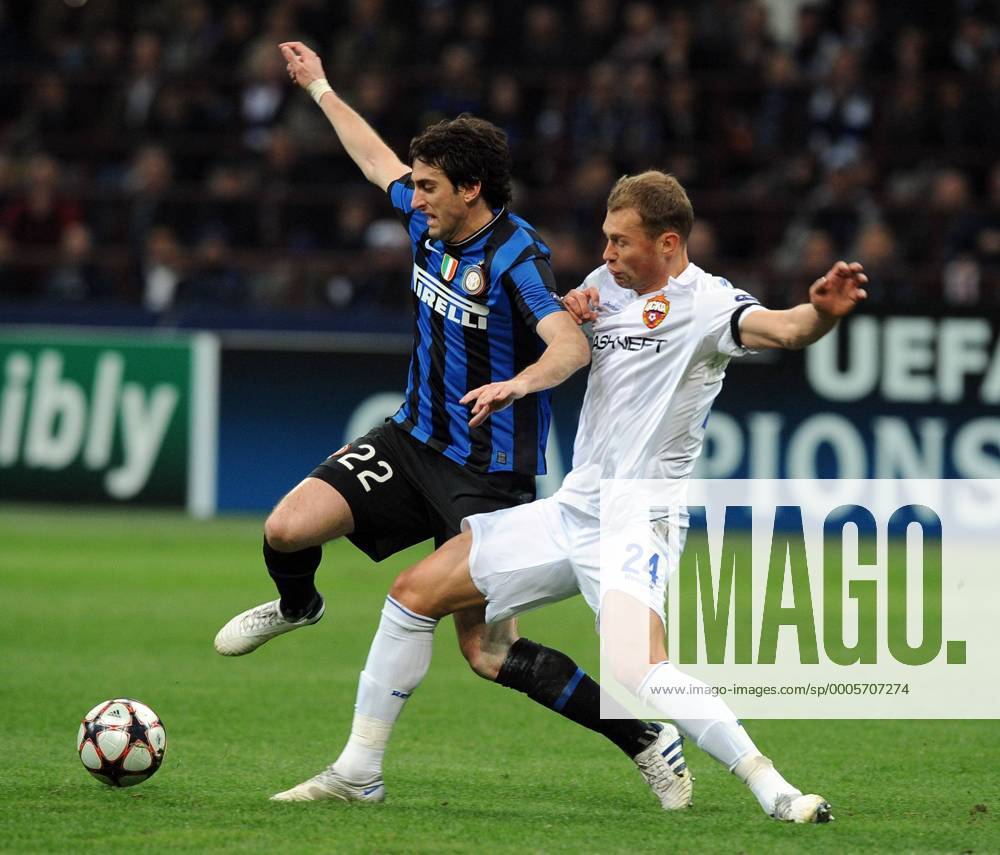 Diego MILITO (Inter), Vasili Berezutski (CSKA) - Mailand 31.3.2010, Champions League, Inter Mailand (blau) - CSKA Moskau (weiß) -