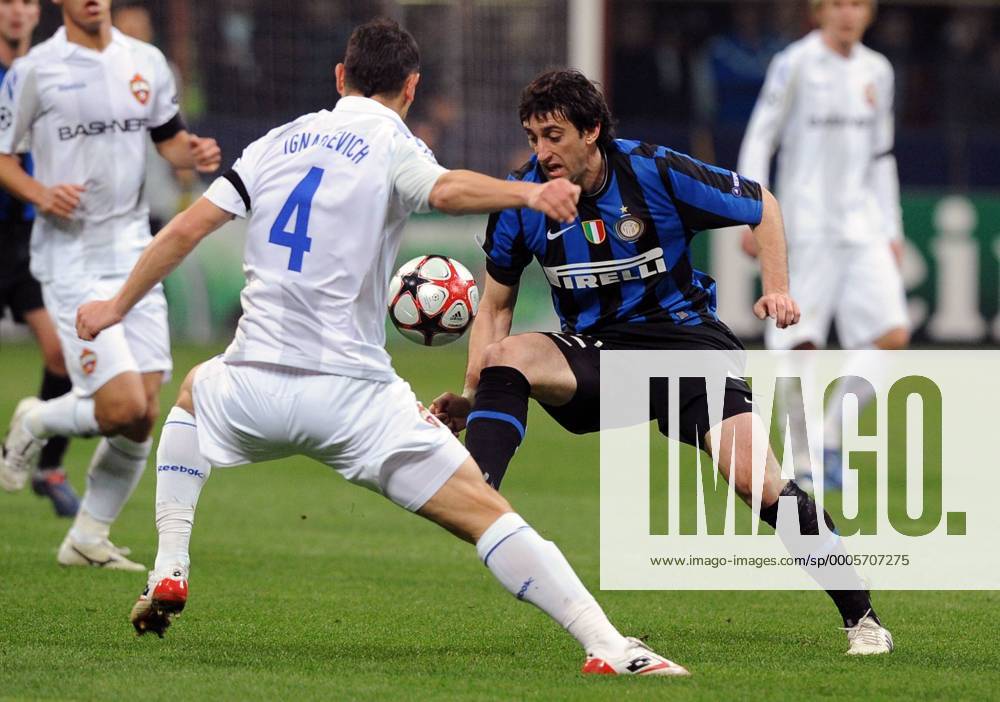 Diego MILITO (Inter), Sergei Ignashevich (CSKA) - Mailand 31.3.2010, Champions League, Inter Mailand (blau) - CSKA Moskau (weiß) -
