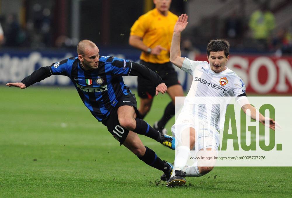 Wesley SNEIJDER (Inter), Sergei Ignashevich (CSKA) - Mailand 31.3.2010, Champions League, Inter Mailand (blau) - CSKA Moskau (weiß) -