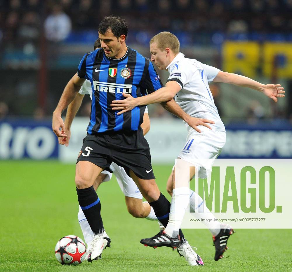 Dejan Stankovic (li.) gegen Pavel Mamaev - Mailand 31.3.2010, Champions League, Inter Mailand (blau) - CSKA Moskau (weiß) - BIBI