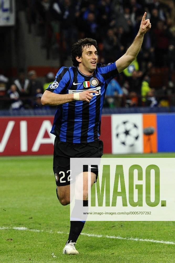 Mailand 31.3.2010, Champions League, Inter Mailand (blau) - CSKA Moskau (weiß): Jubel von Diego Milito o0 Freude Freisteller Einzelbild o00 Aufmacher