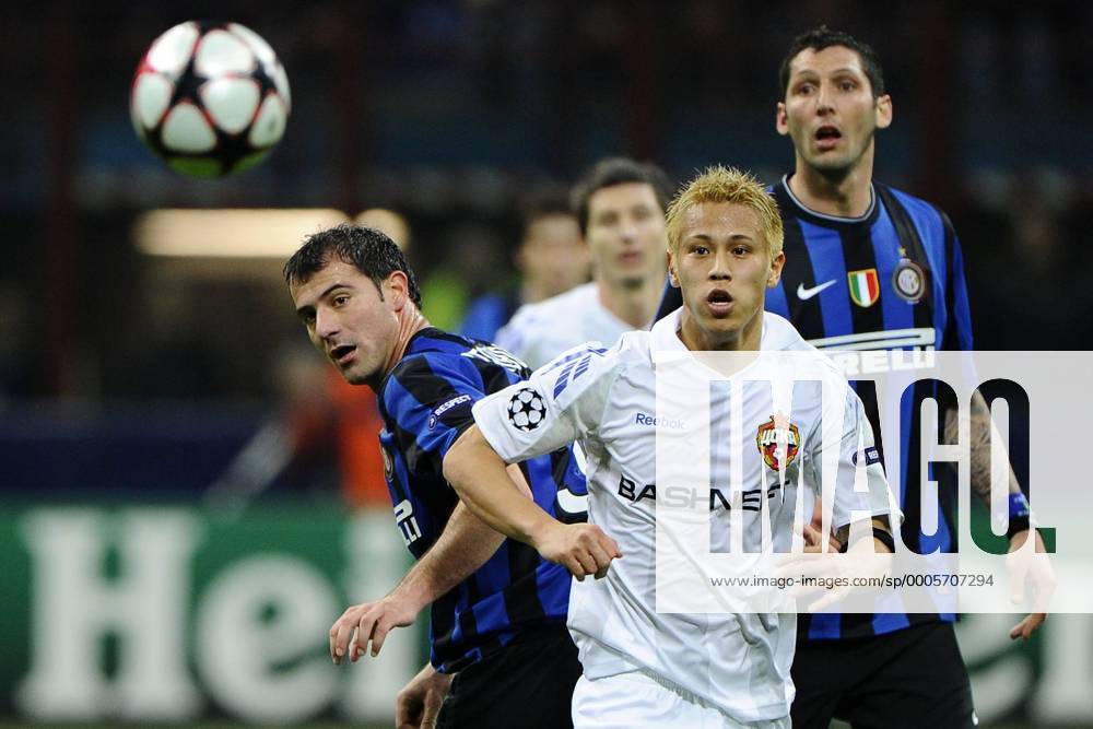 Mailand 31.3.2010, Champions League, Inter Mailand (blau) - CSKA Moskau (weiß): Keisuke Honda (Mitte) gegen Dejan Stankovic (li.) und Marco Materazzi