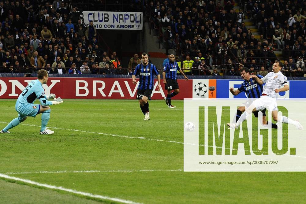 Mailand 31.3.2010, Champions League, Inter Mailand (blau) - CSKA Moskau (weiß): Dejan Stankovic (2.v.re.)