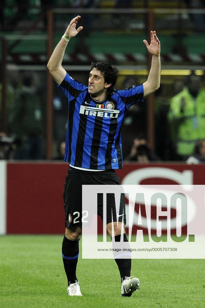 Mailand, 31.03.2010, Champions League, Inter Mailand (blau) - CSKA Moskau (weiß): Jubel von Diego Milito o0 Freude Einzelbild Freisteller