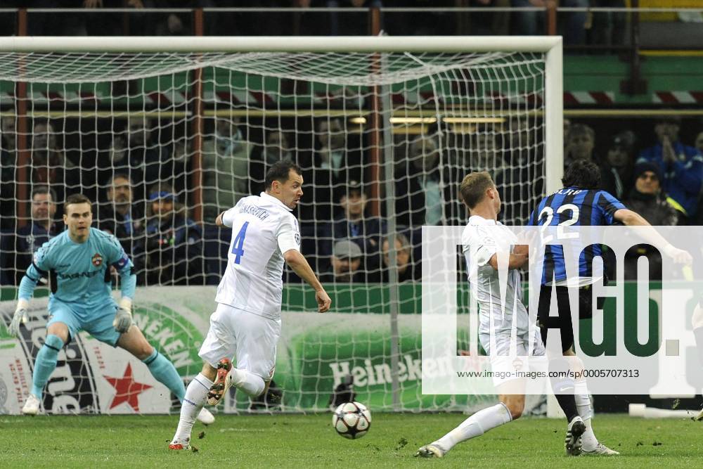 Mailand, 31.03.2010, Champions League, Inter Mailand (blau) - ZSKA Moskau (weiß): Diego Milito (re.) erzielt gegen Torwart Igor Akinfeev (Moskau) das Tor zum 1:0