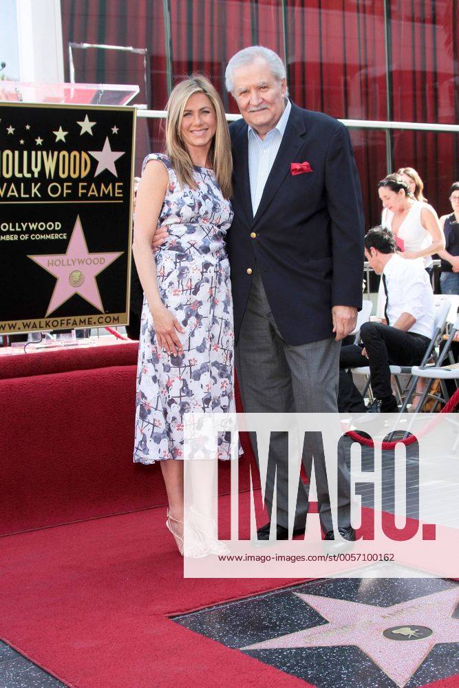 Jennifer Aniston wird mit einem Stern auf dem Hollywood Walk of Fame geehrt am 22.02.2012 in Los Angeles. Zu den Gratulanten gehörte ihr Vater John Aniston Jennifer Aniston honored with a Star on the Hollywood Walk of Fame, 2012