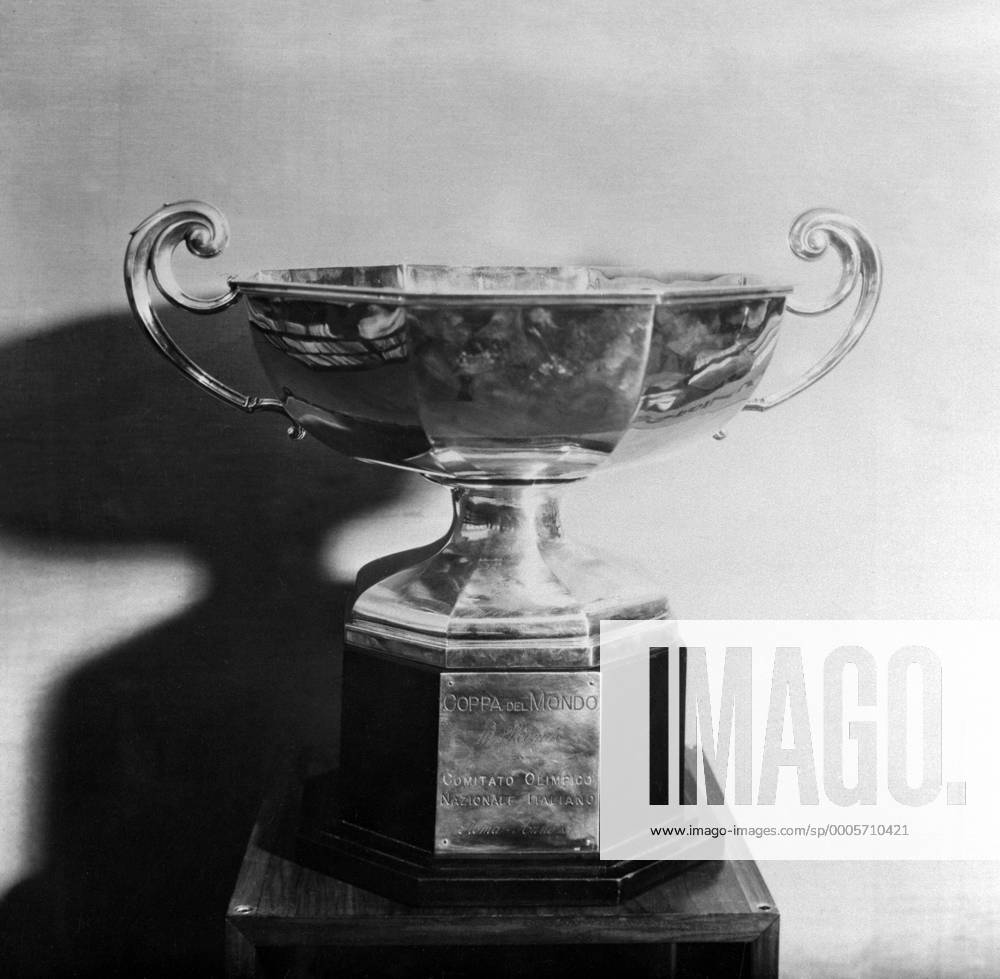 Silver cup of Italian Olympic Committee, that was won by Czech Soccer players for the second place in 1934 World Cup final. CTKPhoto601365206 o0 Trophäe Pokal Objekte Einzelbild Freisteller sw