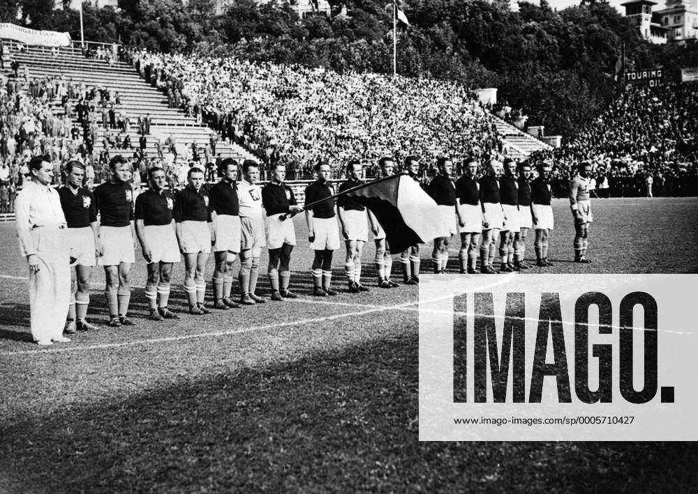 Soccer teams of Italy and Czechoslovakia before the final match of the 1934 World Cup final. CTKPhoto7100220253 o0 Hymne Totale sw