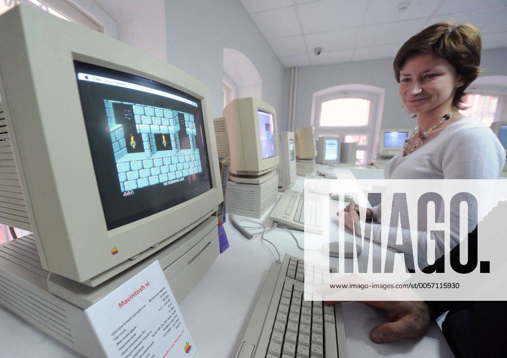 ITAR-TASS: MOSCOW, RUSSIA. FEBRUARY 27, 2012. An Apple Macintosh Si computer on display at a privately-owned museum of Apple IT equipment. RE0F8DE5