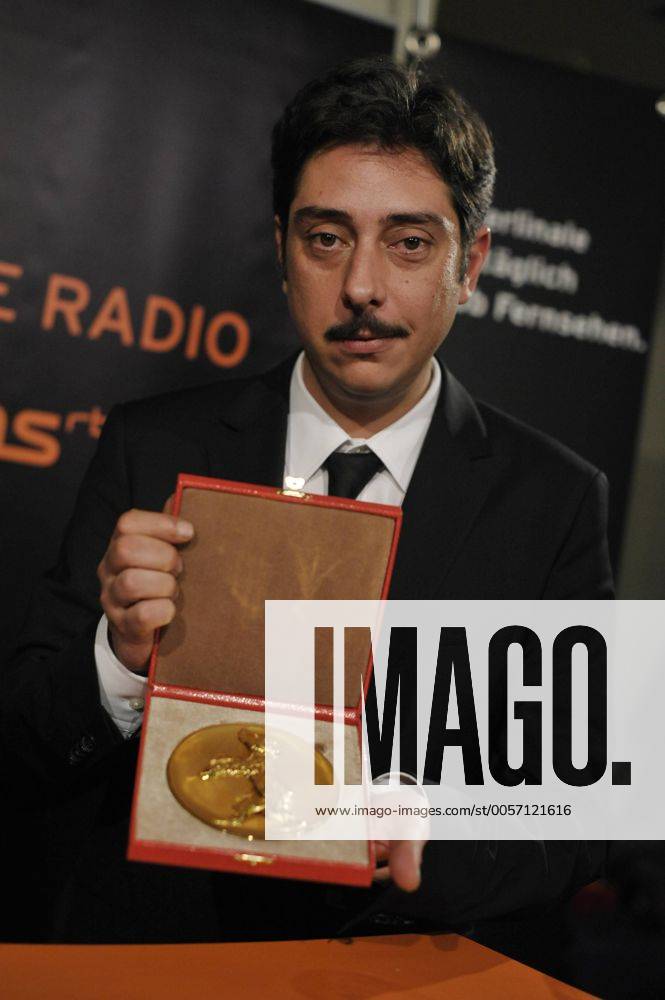 Regisseur Miguel Gomes mit dem Alfred-Bauer-Preis für den Film -TABU- anlässlich des RadioEins Nighttalk am Rande der 62. Berlinale in Berlin- anlässlich des RadioEins Nighttalk am Rande der 62. Berlinale in Berlin 62. Internationale Filmfestspiele Berlin sn-phBerlinale2012