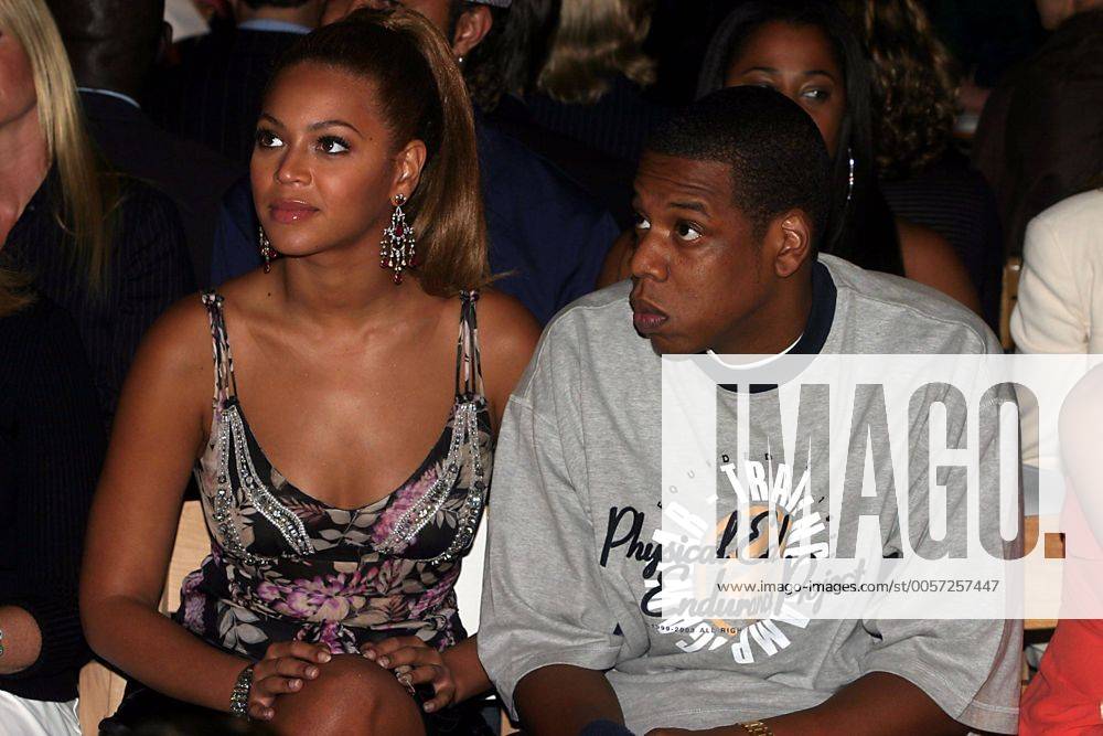 Sept. 16, 2003 - New York, New York, U.S. - K32894JBB.MERCEDES-BENZ FASHION WEEK THE BADGLEY MISCHKA 2004 SPRING COLLECTION AT BRYANT PARK, NEW YORK New York .09 16 2003. 2003.BEYONCE KNOWLES AND JAY Z New York U.S. - ZUMAba9