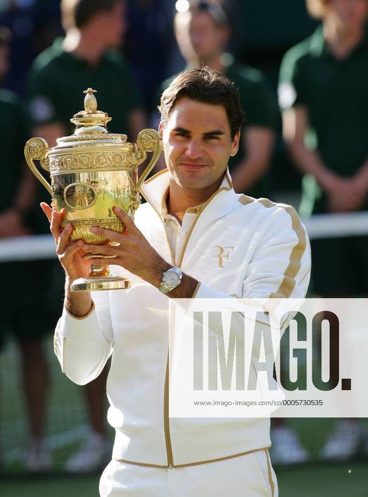 Roger Federer SUI Wimbledonsieger 2009 05.07.2009 o0 Siegerehrung Objekte Pokal Freude