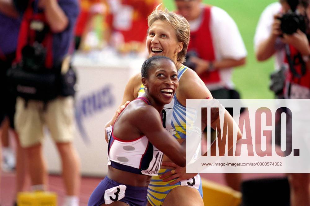 Siegerin Gail Devers (vorn, USA) und die Drittplatzierte Ludmila Engquist (Schweden) natürlich gut gelaunt Leichtathletik WM Damen Weltmeisterschaft 1999, Nationaltrikot, Vneg Gruppe Olympiastadion Sevilla Freude,