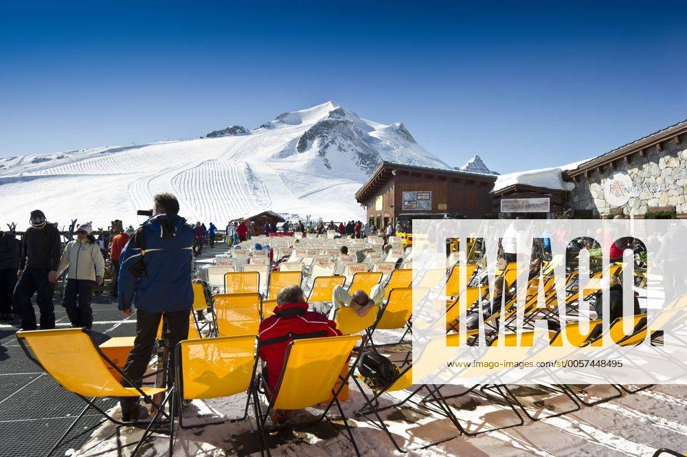 Liegestühle, Berghütte, La Grande Motte, Tignes, Val d Isere, Savoien, Alpen, Frankreich, Europa ibldjs02191570