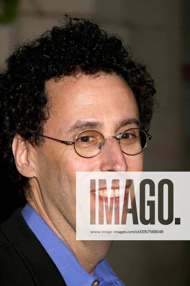 New York, New York, U.S. - K43093PSC.SCREENING OF HBO FILMS EMPIRE FALLS AT THE METROPOLITAN MUSEUM OF ART, NEW YORK New York 05-09-2005. - TONY KUSHNER New York U.S. - ZUMAsb3