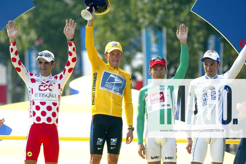 Sieger Lance Armstrong (2.v.li., USA US Postal Service) in Gelb, im gepunktetem Trikot Laurent Jalabert (li., Frankreich CSC Tiscali) in Grün Robbie Mc Ewen (2.v.re., Australien Lotto-Adecco) und in Weiß Ivan Basso (Italien, Fassa Bartolo) Radsport Herren Tour de France 2002, Radrennsport, Straßenradsport, Straßenradrennsport, Radrennen, Straßenrennen, Gruppe Champs-Elysees, Elysee, Punktwertung, weißes, 20. Etappe, Paris, Jungprofi, Nachwuchsfahrer,