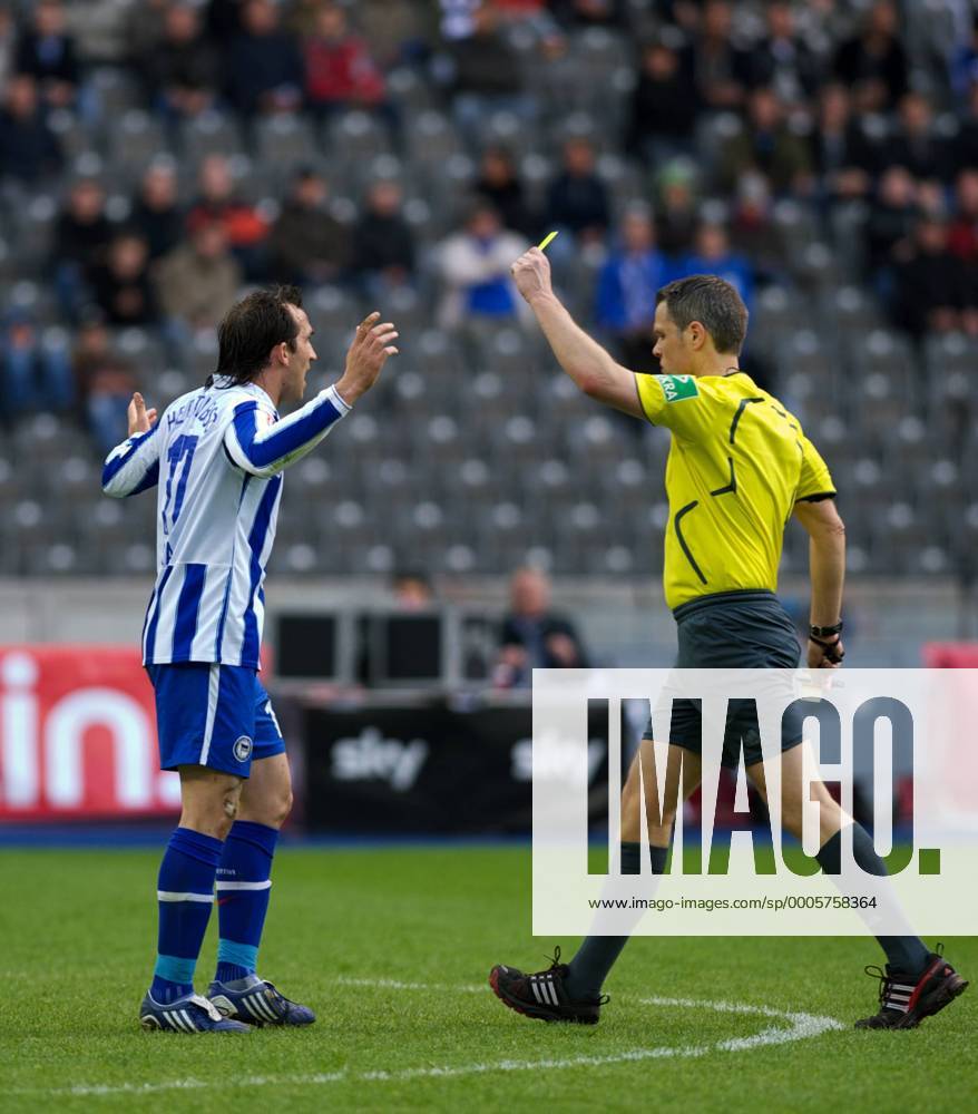 Fussball Bundesliga Olympiastadion 10.04.2010 Hertha BSC Berlin gegen VfB Stuttgart 0:1 Theofanis GEKAS Gelbe Karte Schiedsrichter Michael WEINER
