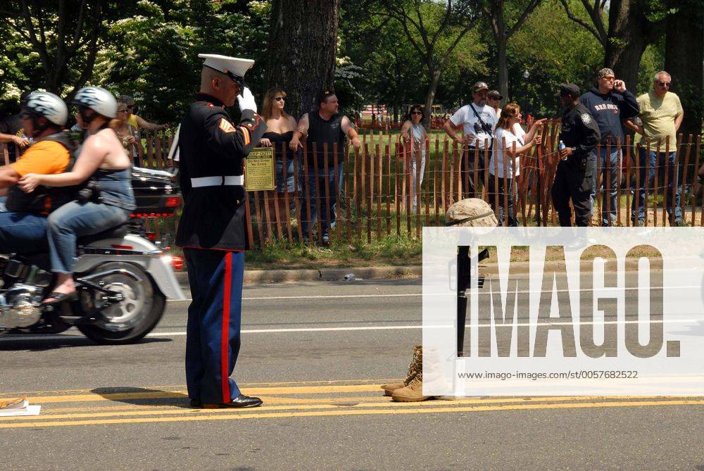 Washington, District of Columbia, U.S. - A lone Marine stands at attention as hundreds of thousands of bikers pass by him while they honor the missing and dead veterans during the annual Rolling Thunder tribute..WASHINGTON D.C. 05-28-2006. - - 2006.I10806CB. Washington U.S. - ZUMAbw2