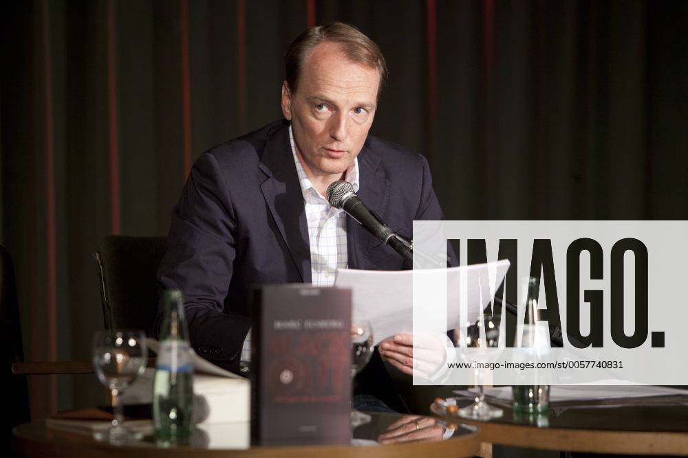 Der österreichische Autor Marc Elsberg liest aus seinem Roman BLACKOUT - Morgen ist es zu spät im Grünen Salon der Volksbühne am Rosa-Luxemburg-Platz in Berlin, Feuilleton, Kultur, Literatur, Lesung, Personen, Europa, Deutschland, Berlin,