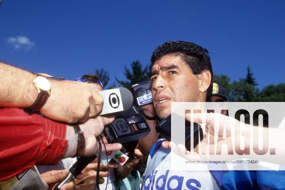 Diego Armando Maradona (Argentinien) gibt ein Interview Fußball WM Herren WM 1994, Nationalteam, Training Einzelbild Boston