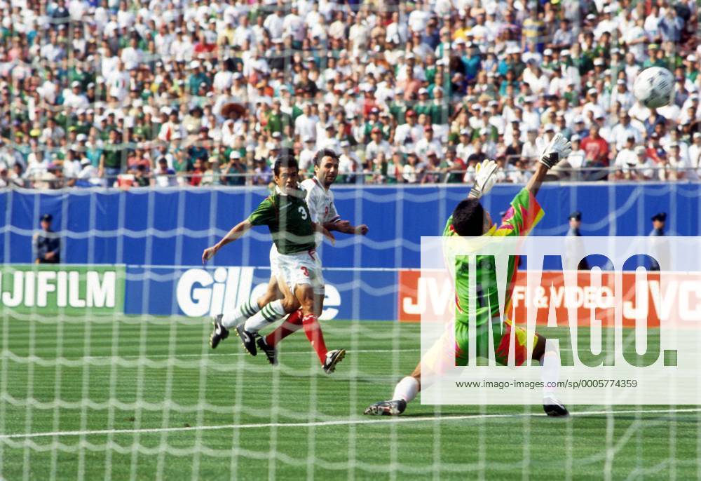 Hristo Stoichkov (Bulgarien, hi.) setzt sich gegen Juan Ramirez durch und überwindet Torwart Jorge Campos (beide Mexiko zum 0:1 Fußball WM Herren WM 1994, Länderspiel, Nationalteam, Nationaltrikot, Mexiko - Bulgarien 2:4 n.E. Totale New York, Ny, N.Y. Dynamik,
