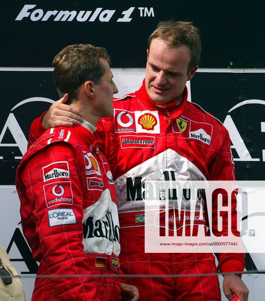 Rubens Barrichello (re., Brasilien), nach Teamorder nur Zweiter hinter Michael Schumacher (li., Deutschland beide Ferrari), bei der Siegerehrung Motorsport Grand Prix Herren Großer Preis von Österreich 2002, Formel 1 Weltmeisterschaft, F1, F, GP, WM Gruppe A1-Ring Zeltweg-Spielberg Harmonie