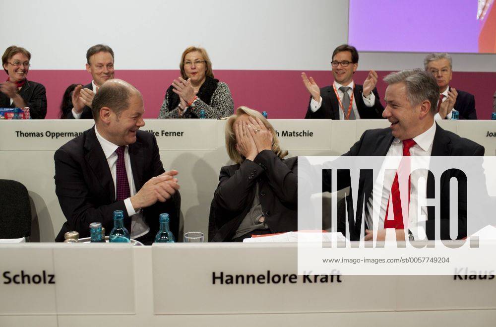 Deutschland, Berlin, Bundesparteitag 2011 der SPD, nach der Wahl von Hannelore Kraft zur stellvertretenden Parteivorsitzenden, links Olaf Scholz, rechts Klaus Wowereit