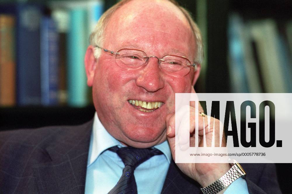 Uwe Seeler (Deutschland) im Gespräch - DEUTSCHSPRACHIGE SPORTZEITSCHRIFTEN UND -ZEITUNGEN NUR NACH RÜCKSPRACHE Fußball Herren 2001, Gespräch, Interview, Pressetermin Porträt Freude,