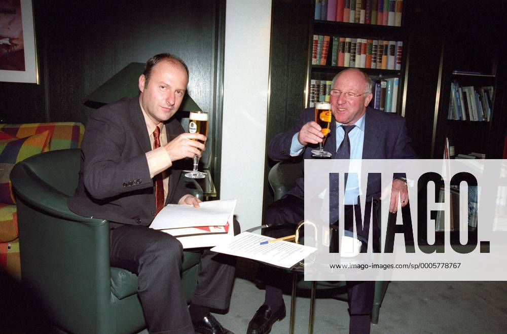 Klaus Smentek (Stellvertretender Chefredakteur Kicker, li.) und Uwe Seeler (Deutschland) im Gespräch - DEUTSCHSPRACHIGE SPORTZEITSCHRIFTEN UND -ZEITUNGEN NUR NACH RÜCKSPRACHE Fußball Herren 2001, Gespräch, Interview, Pressetermin Gruppe