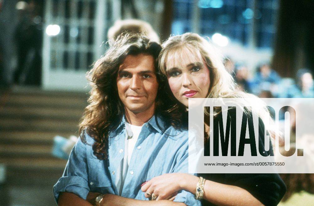 Thomas Anders mit Ehefrau Nora 09 86 ru Musik Pop Gesang leger sitzend Publikum Studio halb quer angelehnt umarmend neutral langhaarig