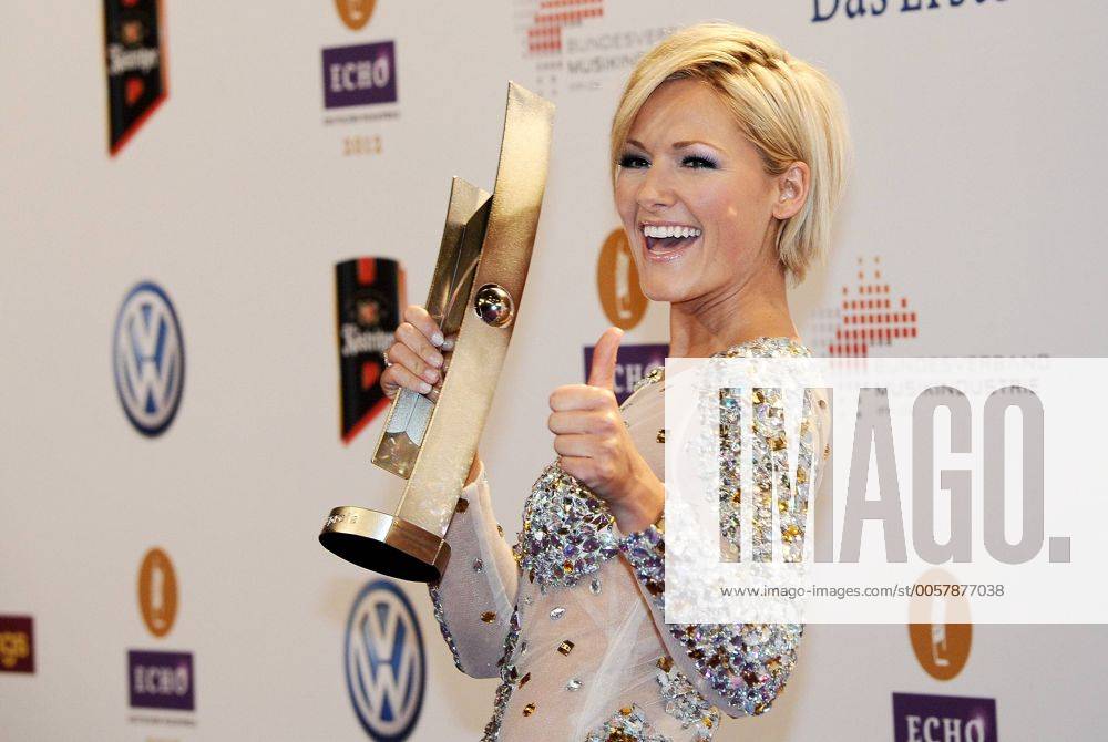 Donnerstag 22.03.2012, in Berlin, ECHO Verleihung 2012, Musikerin Helene Fischer mit dem ECHO DeFodi018