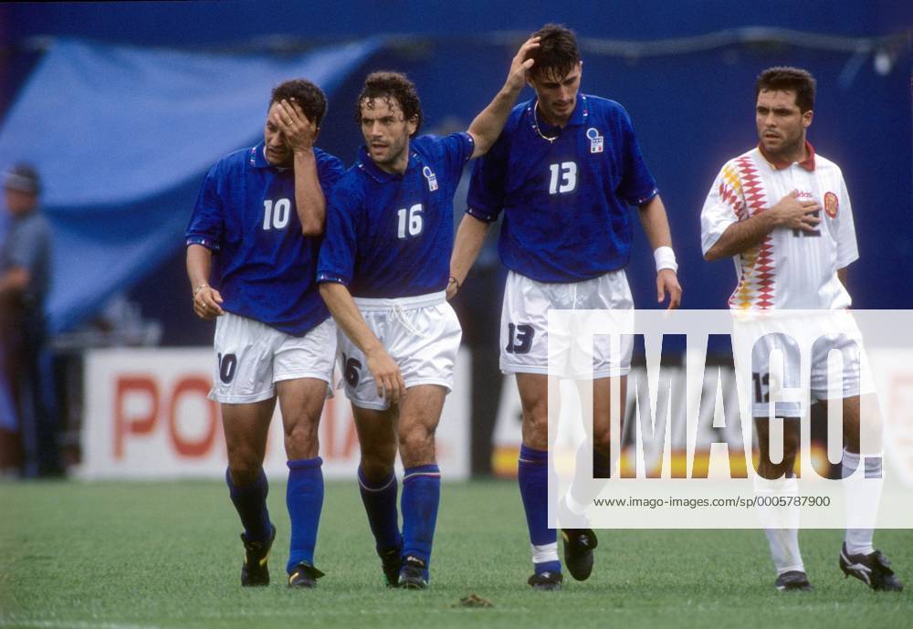 Torjubel Italien, v. li.: Roberto Baggio, Roberto Donadoni, Dino Baggio, re. Sergi (Spanien) Fußball WM Herren WM 1994, Länderspiel, Nationalteam, Nationaltrikot, Italien - Spanien 2:1 Gruppe Boston Freude,