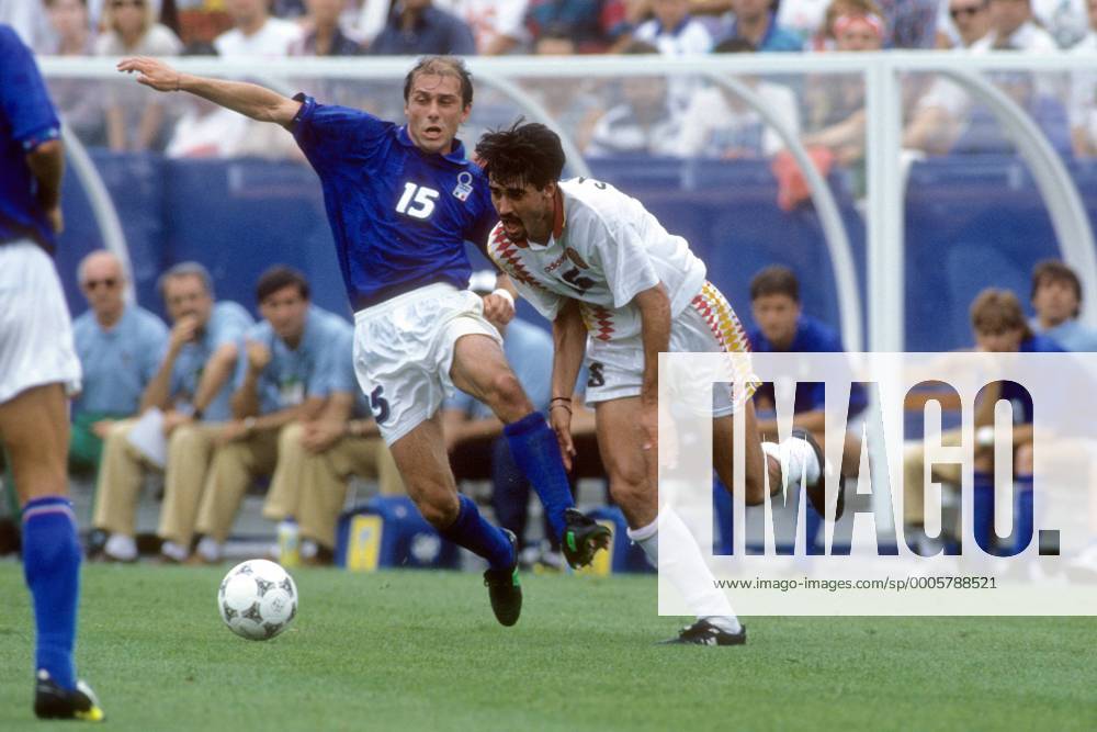 Antonio Conte (Italien, li.) gegen Jose Luis Caminero (Spanien) Fußball WM Herren WM 1994, Länderspiel, Nationalteam, Nationaltrikot, Italien - Spanien 2:1 Gruppe Boston Dynamik, Kampf,