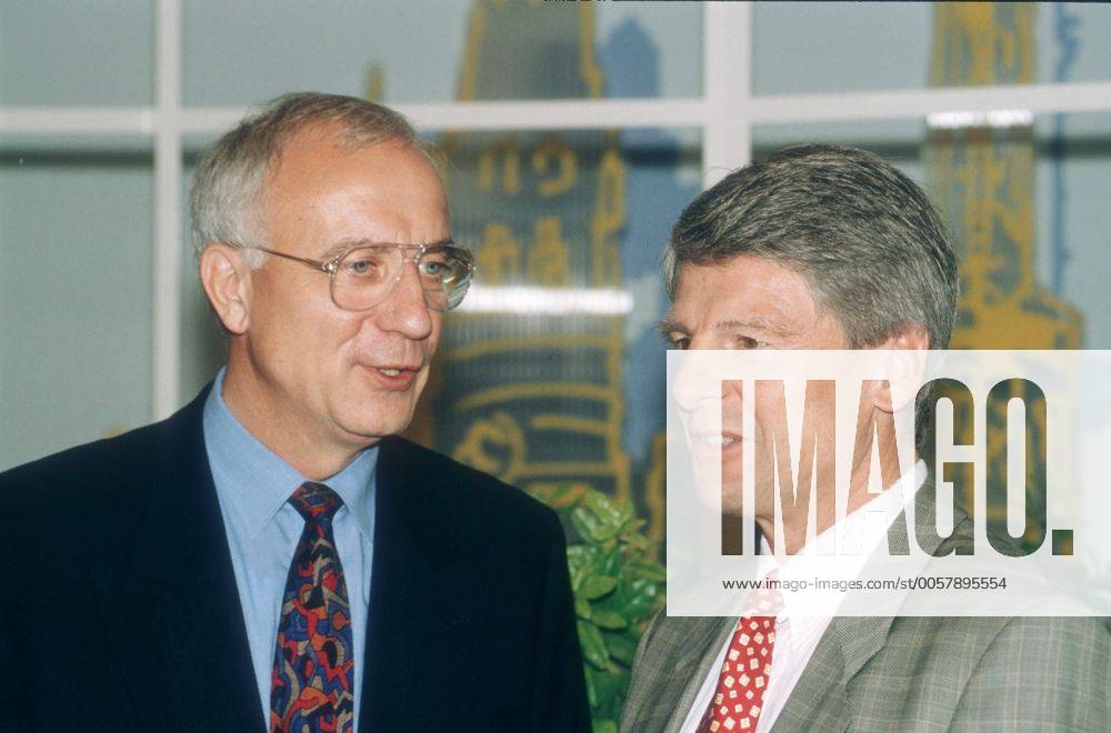 Fritz Pleitgen (li.), Klaus Bresser 07 93 te quer halb sprechend Gespräch seriös Anzug Krawatte Mann Fernsehen Journalismus