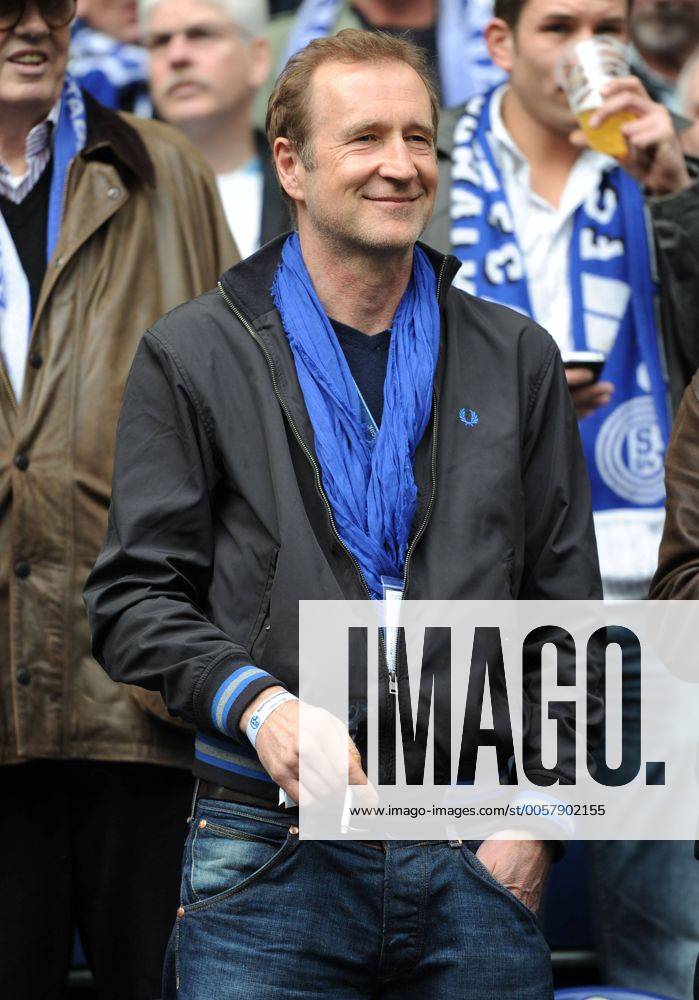 Fussball, Saison 2011-2012, 1. Bundesliga, 31. Spieltag, FC Schalke 04 - Borussia Dortmund 1-2, Schauspieler Peter Lohmeyer auf der Tribüne