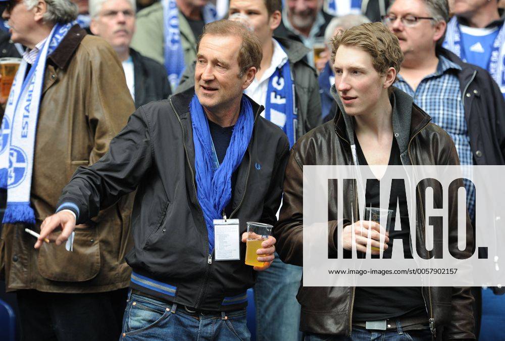 Fussball, Saison 2011-2012, 1. Bundesliga, 31. Spieltag, FC Schalke 04 - Borussia Dortmund 1-2, Schauspieler Peter Lohmeyer (li.) und Schauspieler Louis Klamroth auf der Tribüne