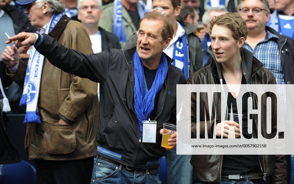 Fussball, Saison 2011-2012, 1. Bundesliga, 31. Spieltag, FC Schalke 04 - Borussia Dortmund 1-2, Schauspieler Peter Lohmeyer (li.) und Schauspieler Louis Klamroth auf der Tribüne