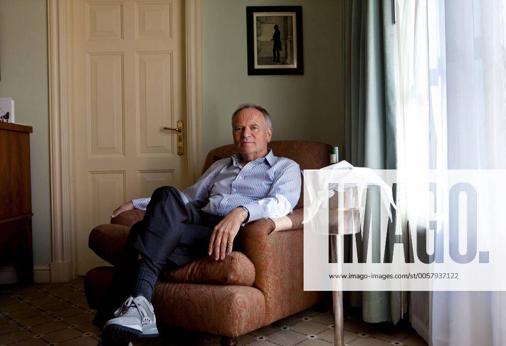 Jeffrey Archer s SA book tour JOHANNESBURG, SOUTH AFRICA ? APRIL 16: Acclaimed British author and former politican Sir Jeffrey Archer on April 16, 2012 in Johannesburg, South Africa during his South African book tour for Sins of the Father . ( Gallo20166801