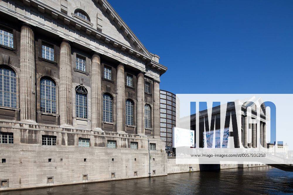 Berliner Pergamonmuseum Berliner, Stadt, city, Deutschland, germany, Sehenswürdigkeit, Berlin Mitte, Stadtzentrum, Hauptstadt, Pergamonmuseum, Museen, Kultur, Kunstmuseum, Kunstmuseen, Sehenswürdigkeit, Attraktion, Pergamon, Aussenansicht, tagsüber, Museumsinsel, Klassizistisch, Kupfergraben, Museum,