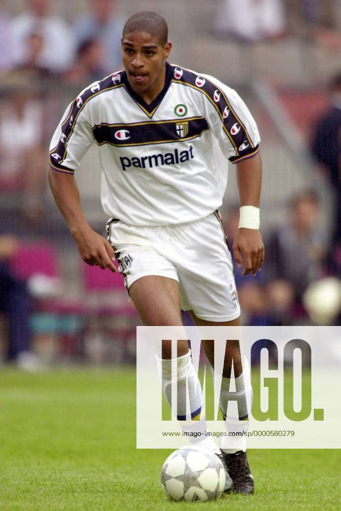 Adriano Leite Ribeiro (Parma) am Ball Fußball Herren Saisonvorbereitung 2002 2003, Sommerpause, Test, Testspiel, AC Parma , Serie A Einzelbild Amsterdam Arena Amsterdam